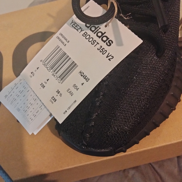 Yeezys size 4 1/2 fits like a 4 - Picture 2 of 5